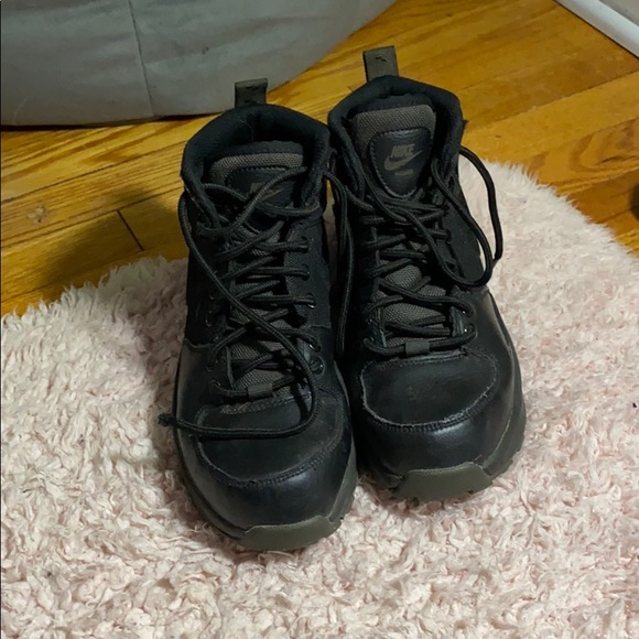 Boys Nike’s - Picture 2 of 3